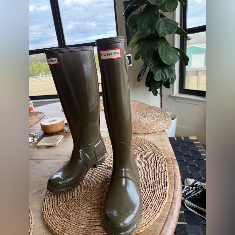 Army green Hunter rain boots only worn 1 time